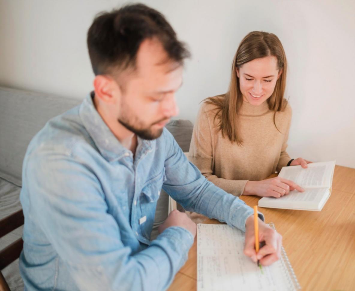 Sesión de trabajo con empresarios analizando estrategias financieras